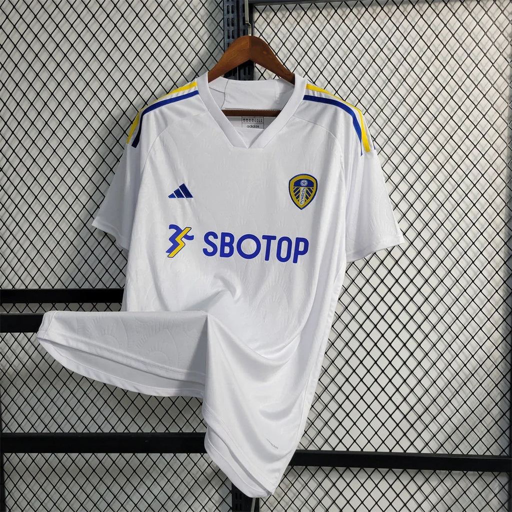 Maillot Leeds United 2023-24 Le 12 -ème Maillot, maillot de football avec logo et détails du club en vue frontale