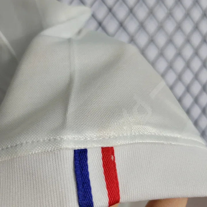 Maillot Paris Retro 2019 2020 de Le 12 -ème, maillot de football avec logo et détails vintage, vue de face.