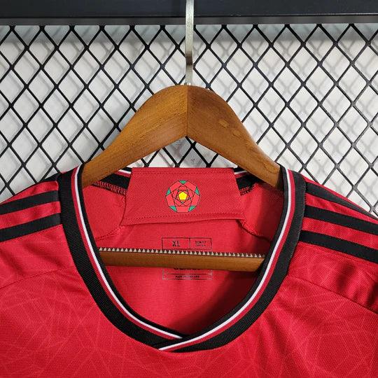 Maillot Manchester United 2023 2024 à manches longues, marque Le 12 -ème Maillot, en tissu rouge avec logo sur la poitrine