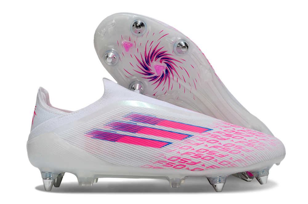 Crampons F50 Elite Laceless de Le 12 -ème Maillot, vue en gros plan, montrant la conception sans lacets et les détails de fixation.