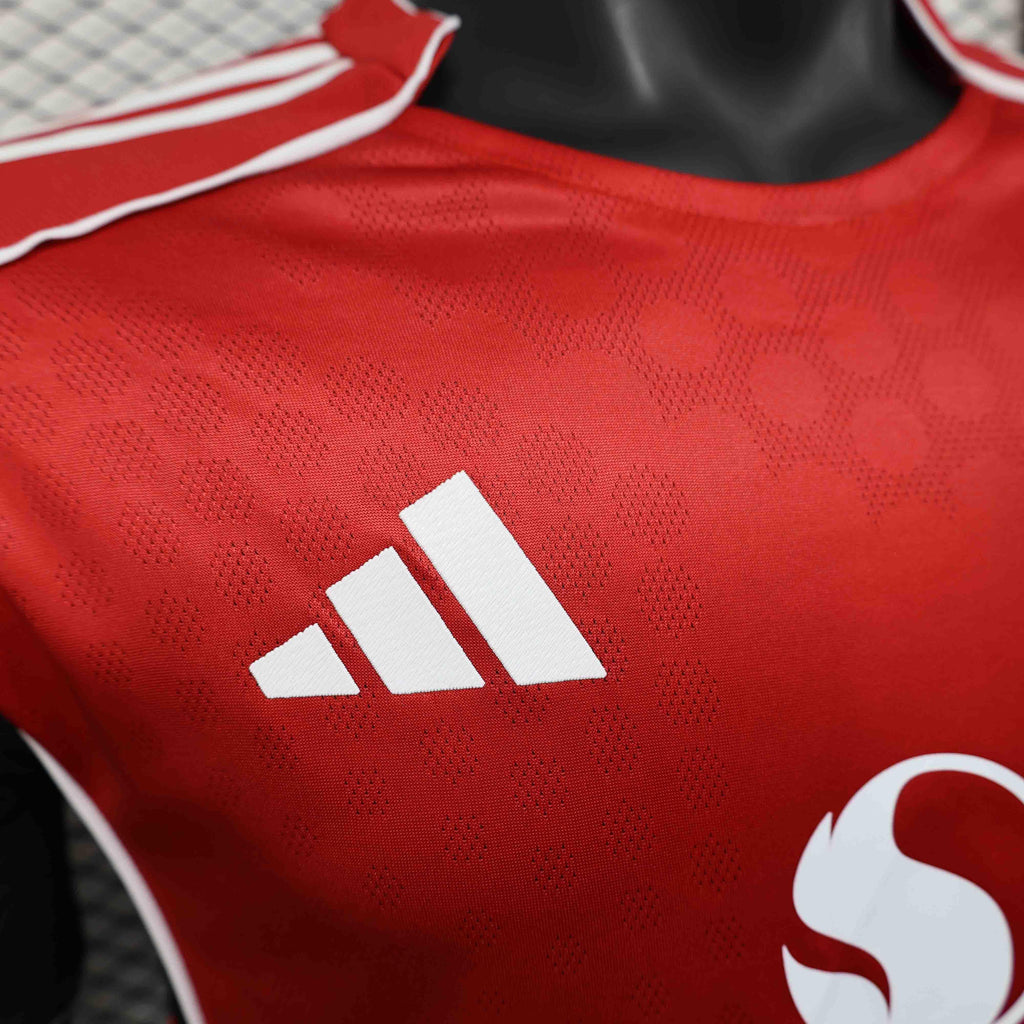 Maillot Manchester United 2025-26 de la marque Le 12 -ème Maillot, vue de face avec logo et détails du design du maillot.