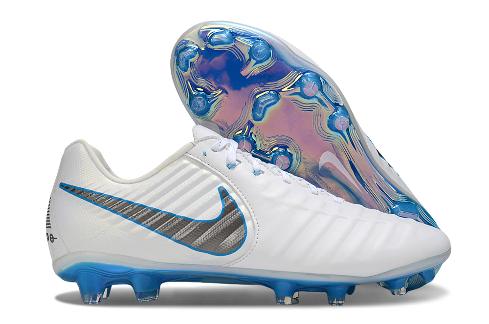 Crampons Le 12 -ème Maillot Tiempo Legend VII Elite LUXE avec pointes en acier et fixation robuste pour le football.