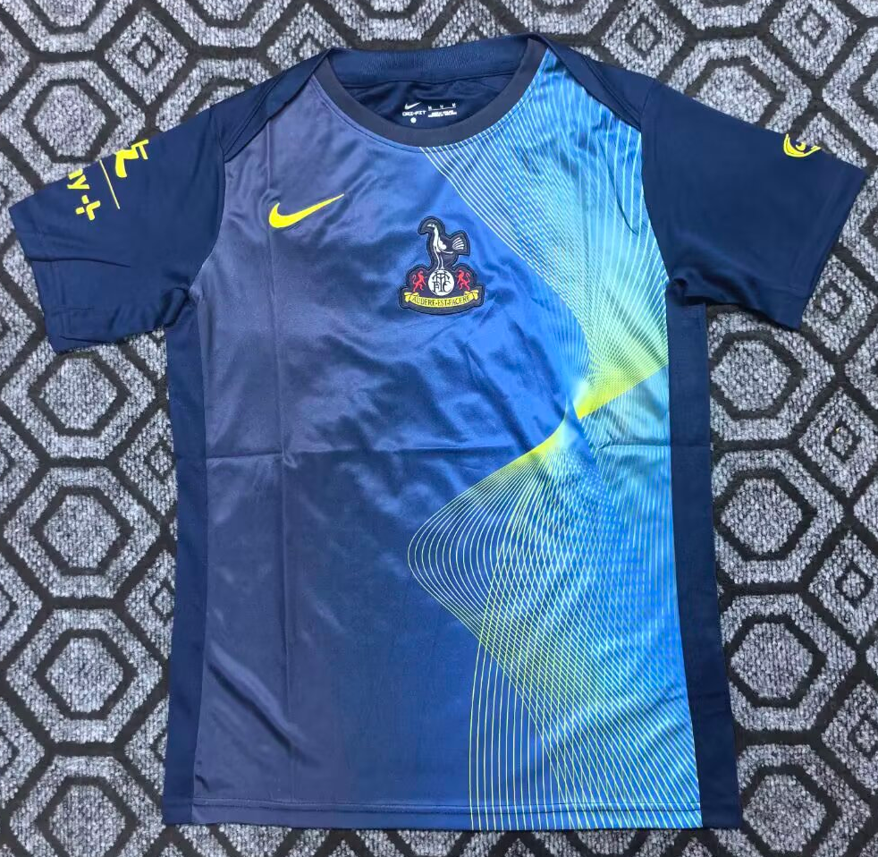 Maillot Tottenham 25/26 Le 12 -ème Maillot, maillot de football avec logo et numéros visibles, couleur principale bleu.