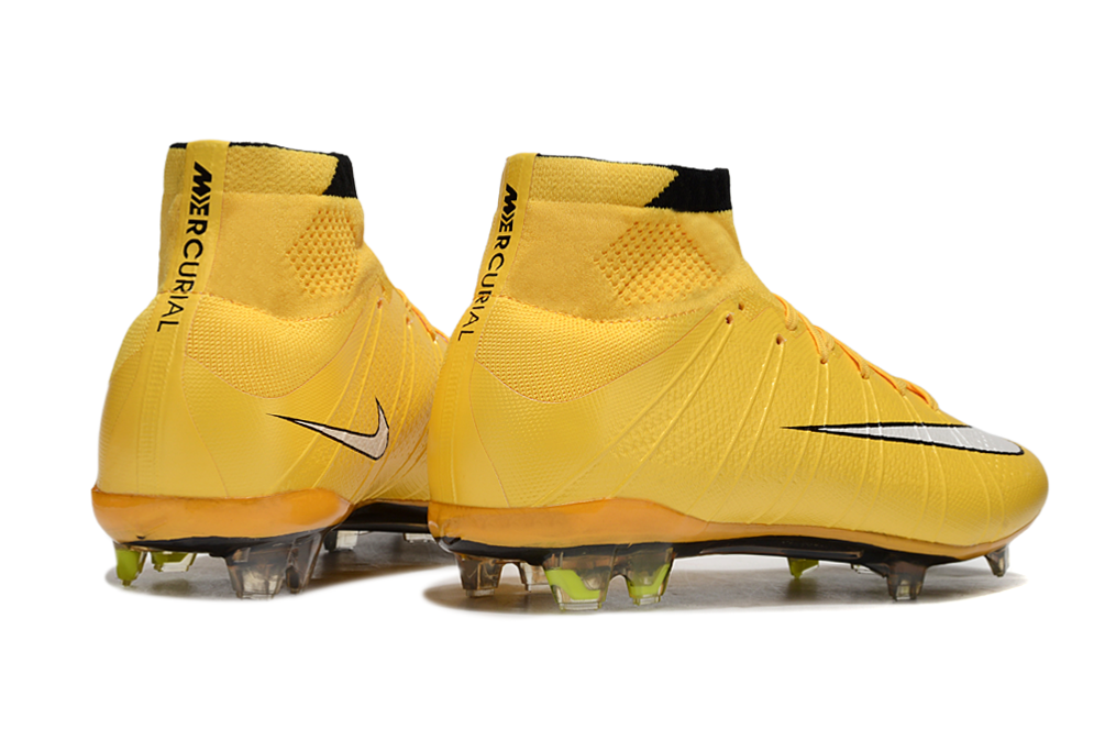 Crampons Mercurial Superfly de Le 12 -ème Maillot, vue en gros plan montrant la semelle et les pointes pour football.