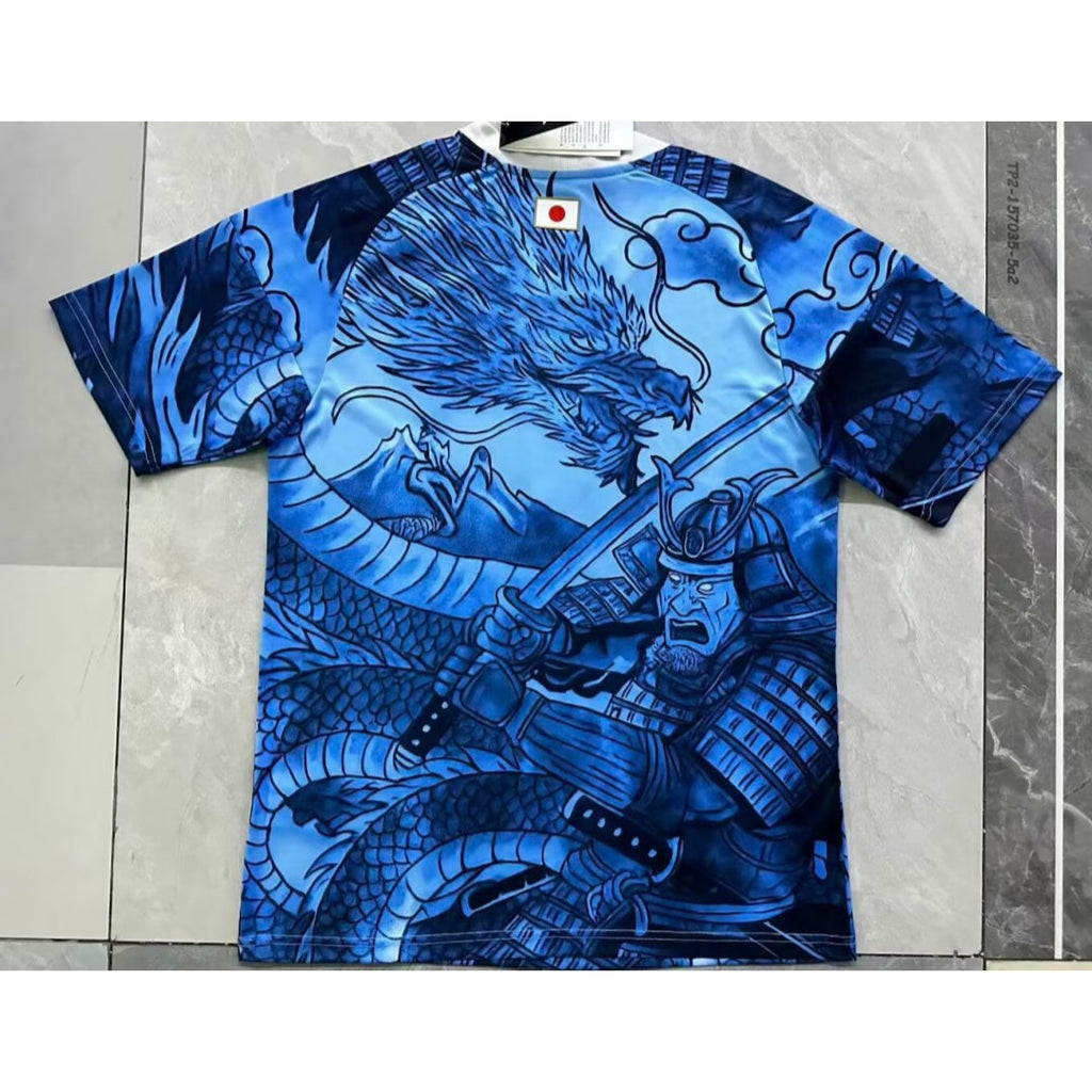 Maillot de sport bleu pour enfant 25/26 ans, marque Le 12 -ème Maillot, avec motif japonais anime, vue de face.