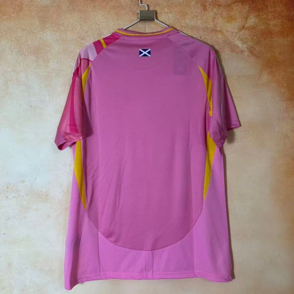 Maillot extérieur Écosse 24/25 de la marque Le 12 -ème Maillot, vue de face avec logo et détails colorés.
