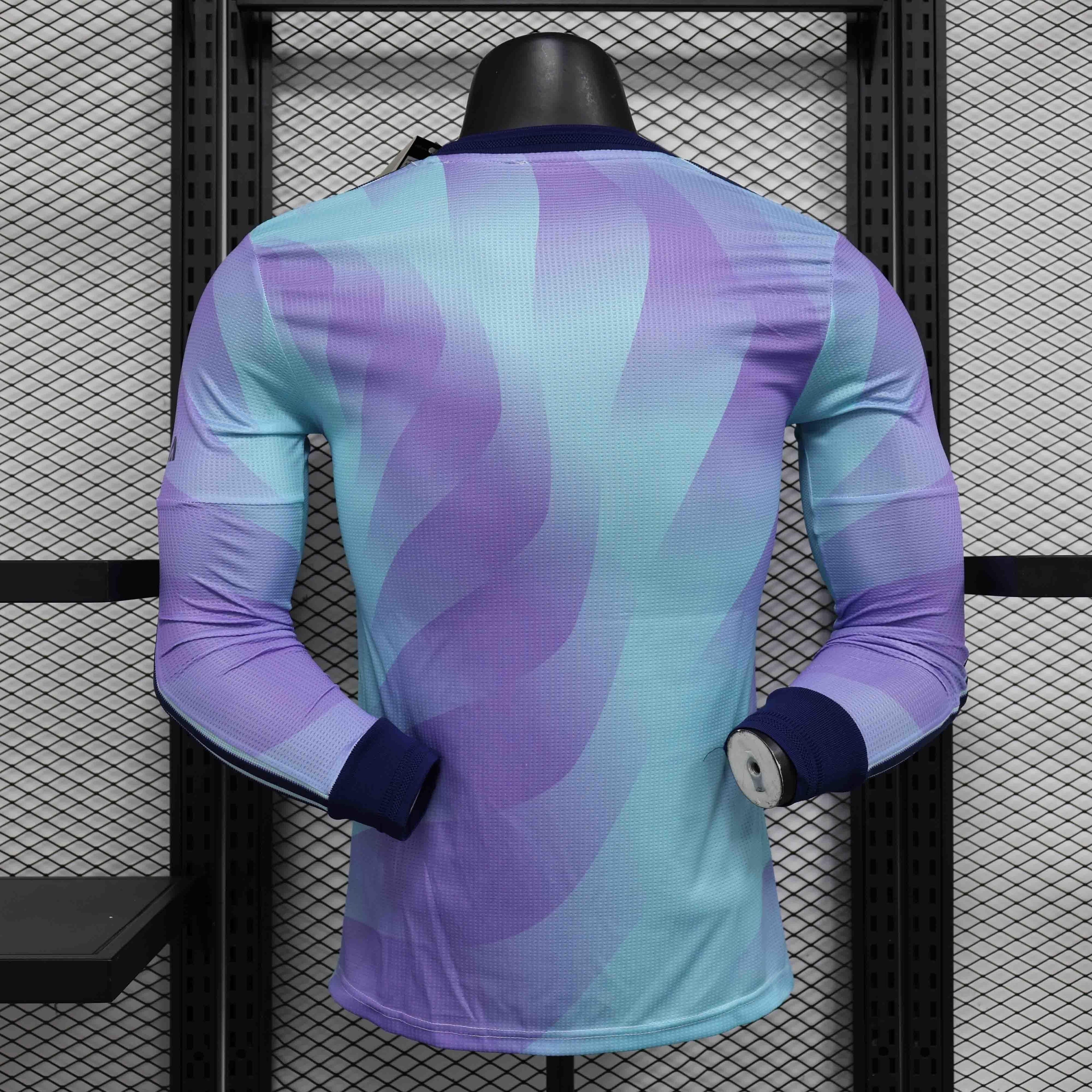 Maillot Arsenal à manches longues 2024-25 par Le 12 -ème Maillot, maillot de football avec logo officiel et design sportif.