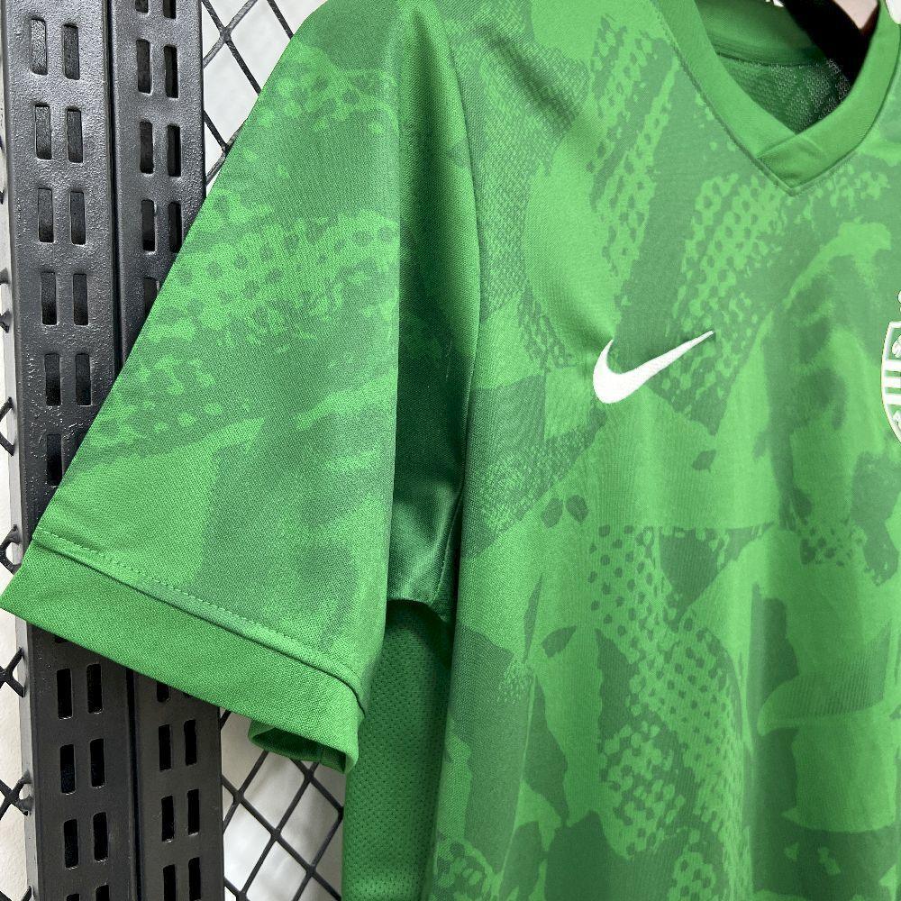 Maillot de sport d'entraînement 2025-26 Le 12 -ème Maillot, tissu technique avec logo et design sportif visible.