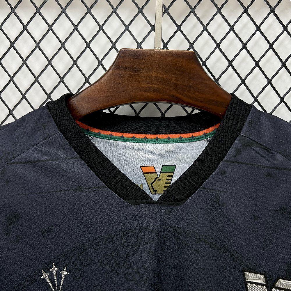 Maillot de football Venezia 2025-26, marque Le 12 -ème Maillot, couleur bleue, détails du design sur le devant.