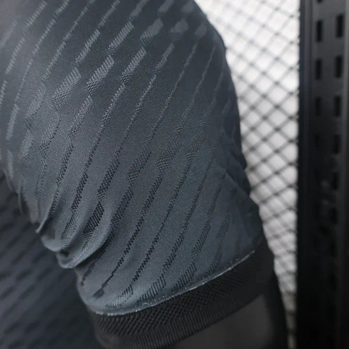 Maillot Real Madrid foot Y3 noir Le 12 -ème Maillot pour la saison 2024-2025, détail du design et logo du club.