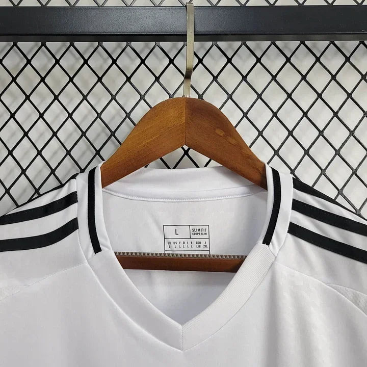 Maillot domicile Real Madrid 2024/25 Le 12 -ème Maillot, maillot de football blanc avec logo du club et détails rouges.