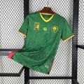 Maillot de football Cameroun CAN 2025-26 de la marque Le 12 -ème Maillot, vue de face avec logo et détails colorés.