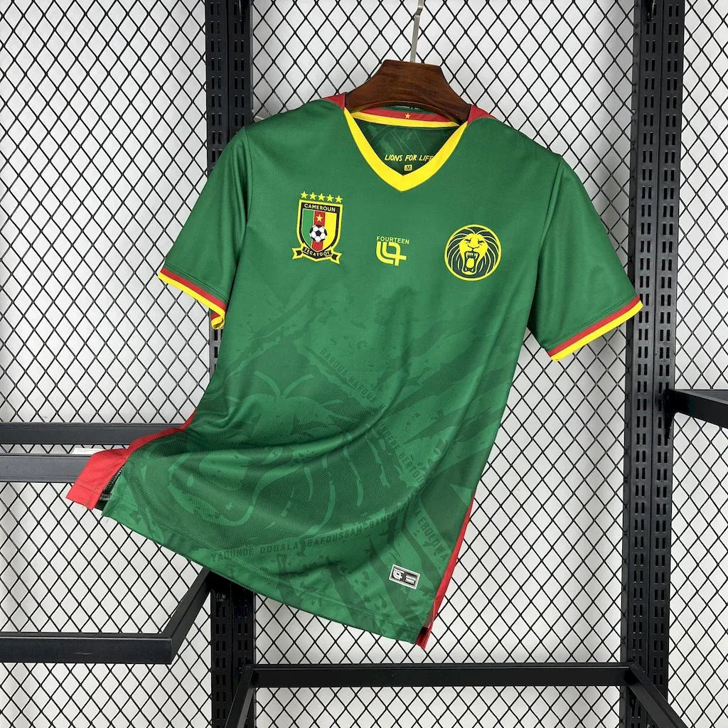 Maillot de football Cameroun CAN 2025-26 de la marque Le 12 -ème Maillot, vue de face avec logo et détails colorés.