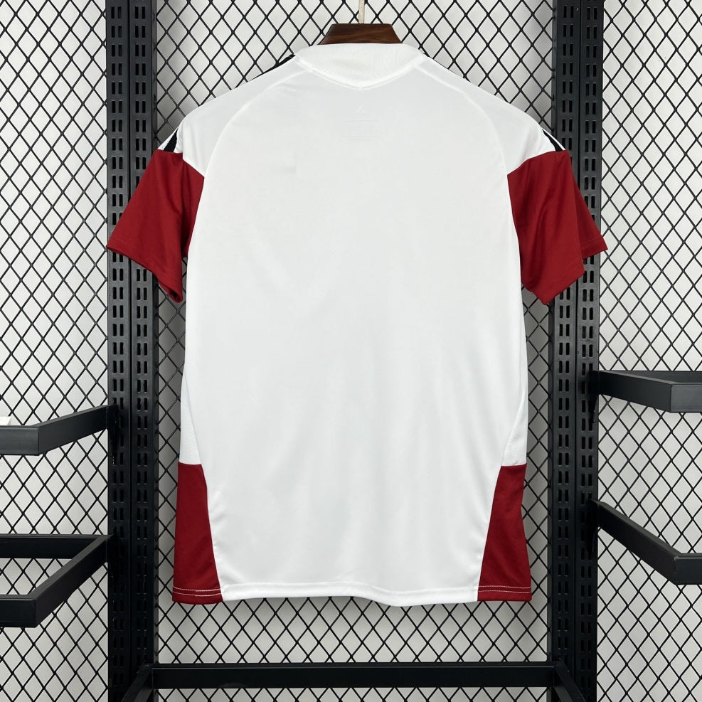 Maillot de football 25/26 Allemagne Le 12 -ème Maillot, maillot d'entraînement avec logo officiel, vue frontale.