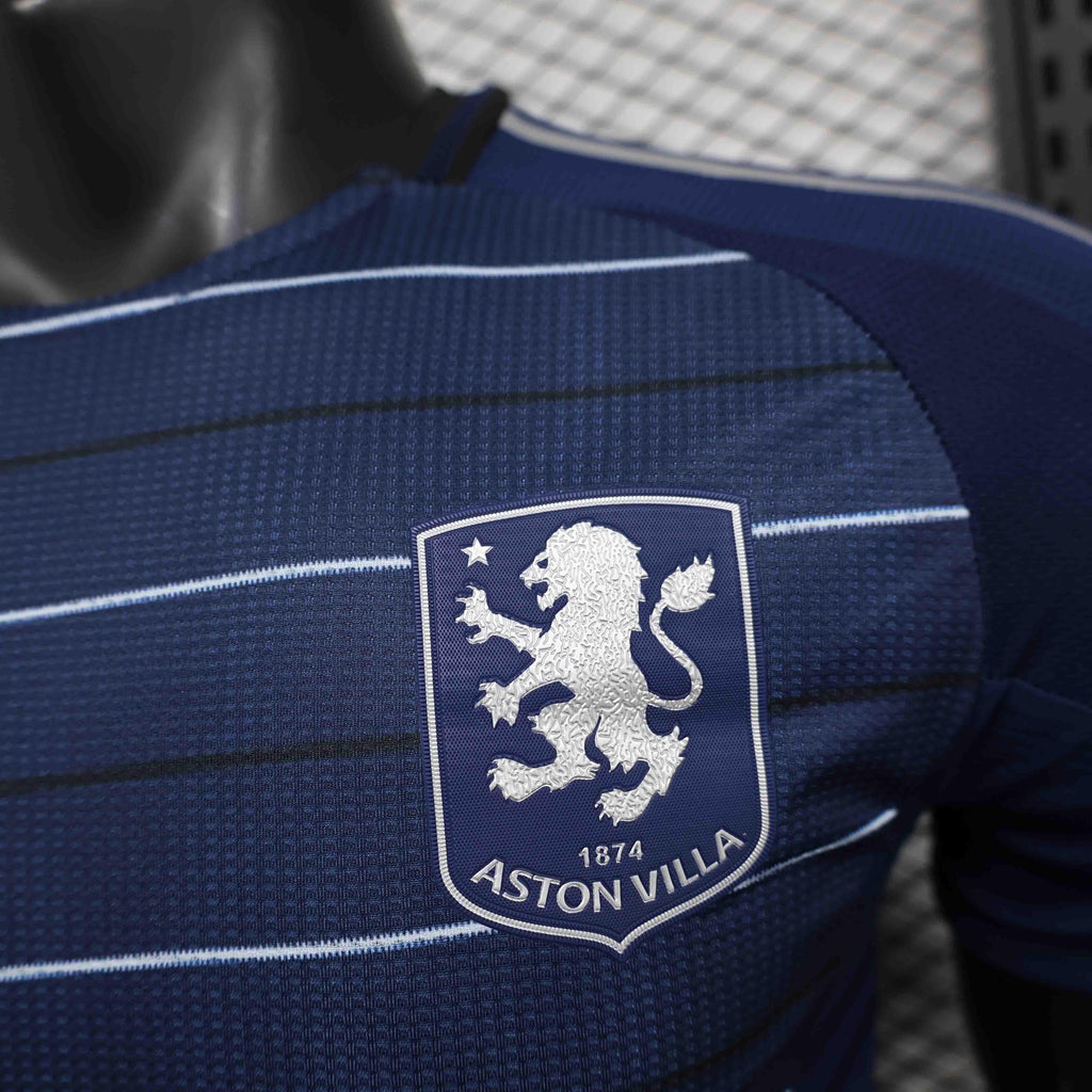 Maillot Aston Villa 2024-25 Le 12 -ème Maillot, maillot de football avec logo de l'équipe et détails de design.