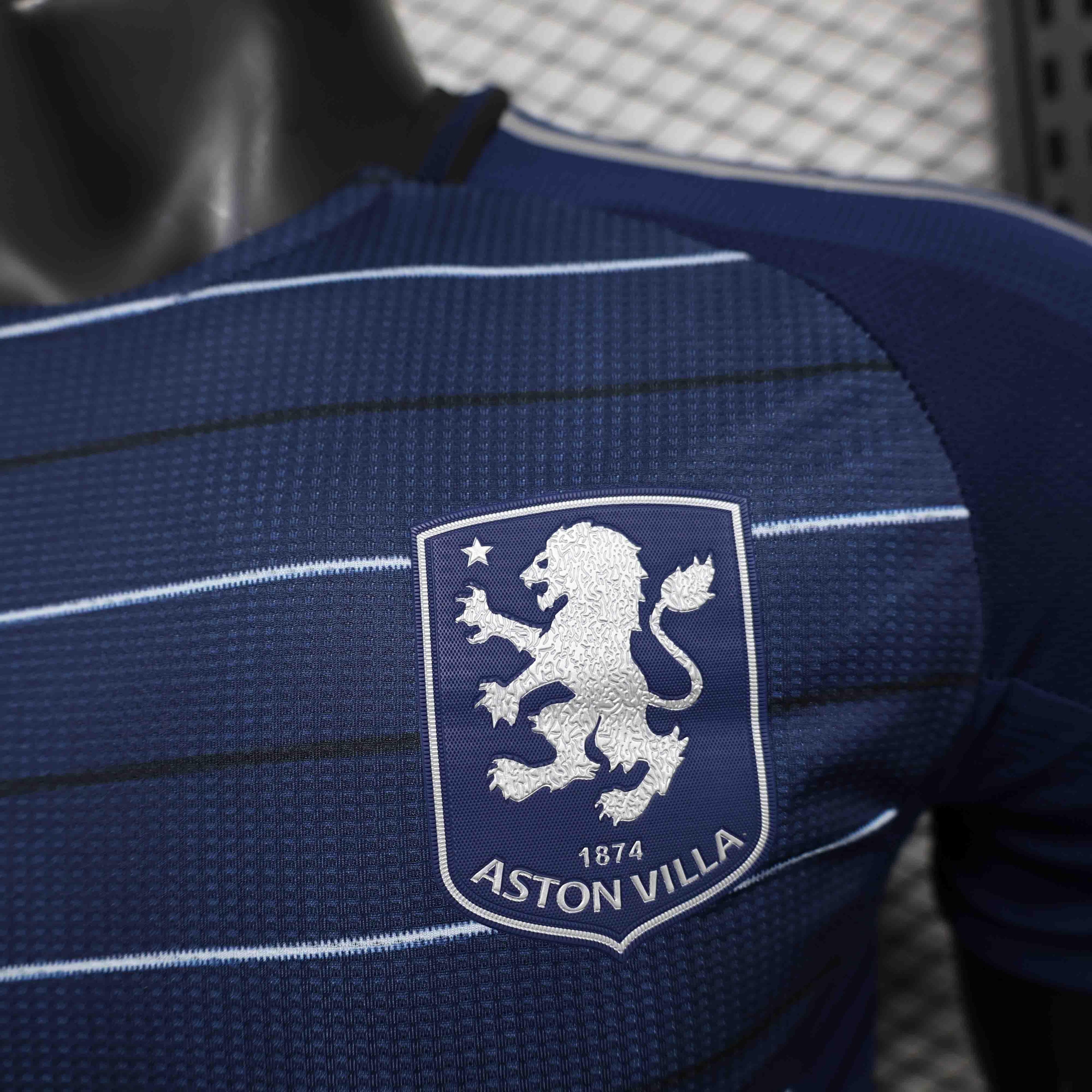 Maillot Aston Villa 2024-25 Le 12 -ème Maillot, maillot de football avec logo de l'équipe et détails de design.