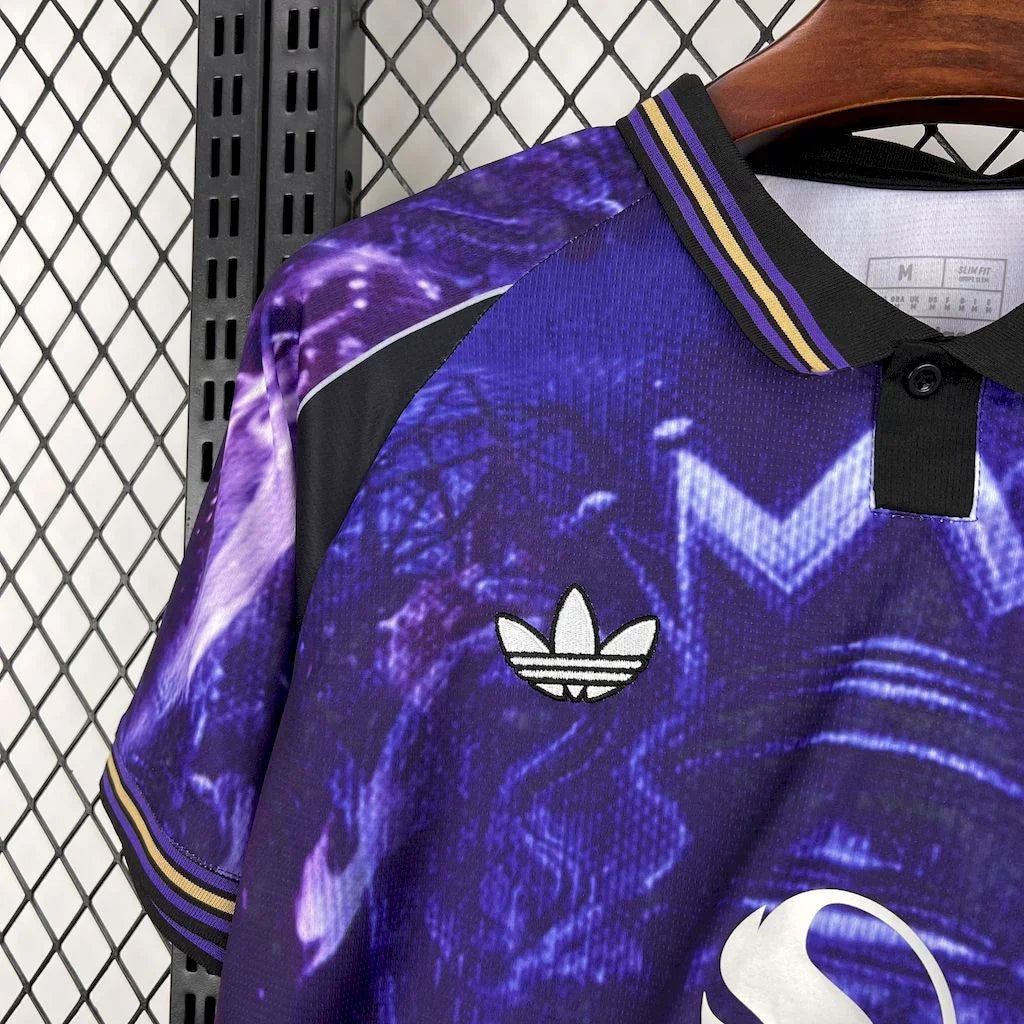 Maillot Manchester United concept 2025-26, chez Le 12 -ème Maillot, vue de face avec logo de l'équipe et design moderne.