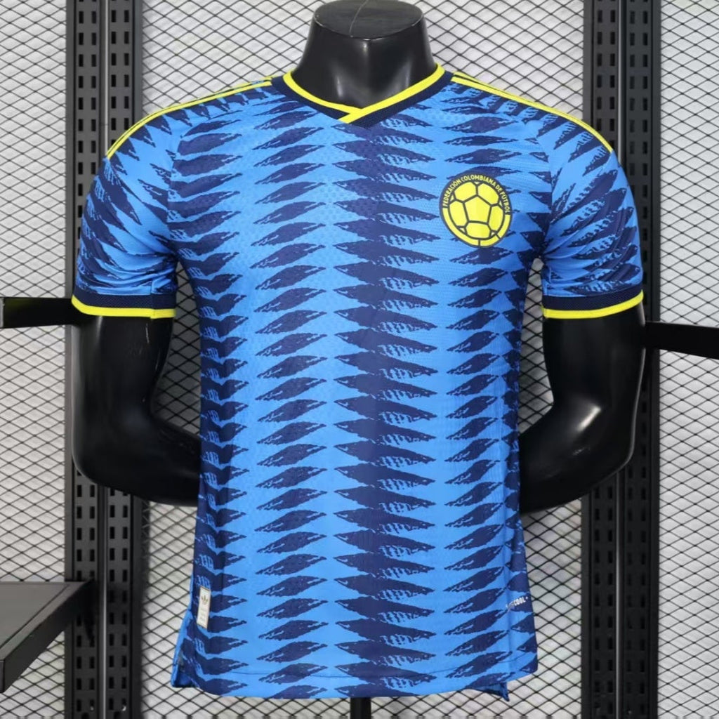 Maillot de football extérieur Colombie 25/26, modèle Le 12, avec logo et design officiel, porté par un joueur.