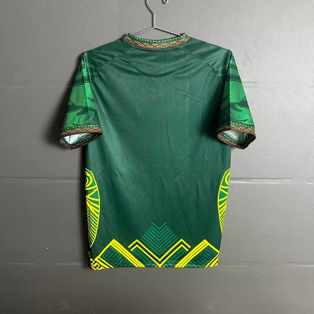 Maillot extérieur Mali 25/26 de la marque Le 12ème Maillot, vue frontale avec motifs verts et jaunes.