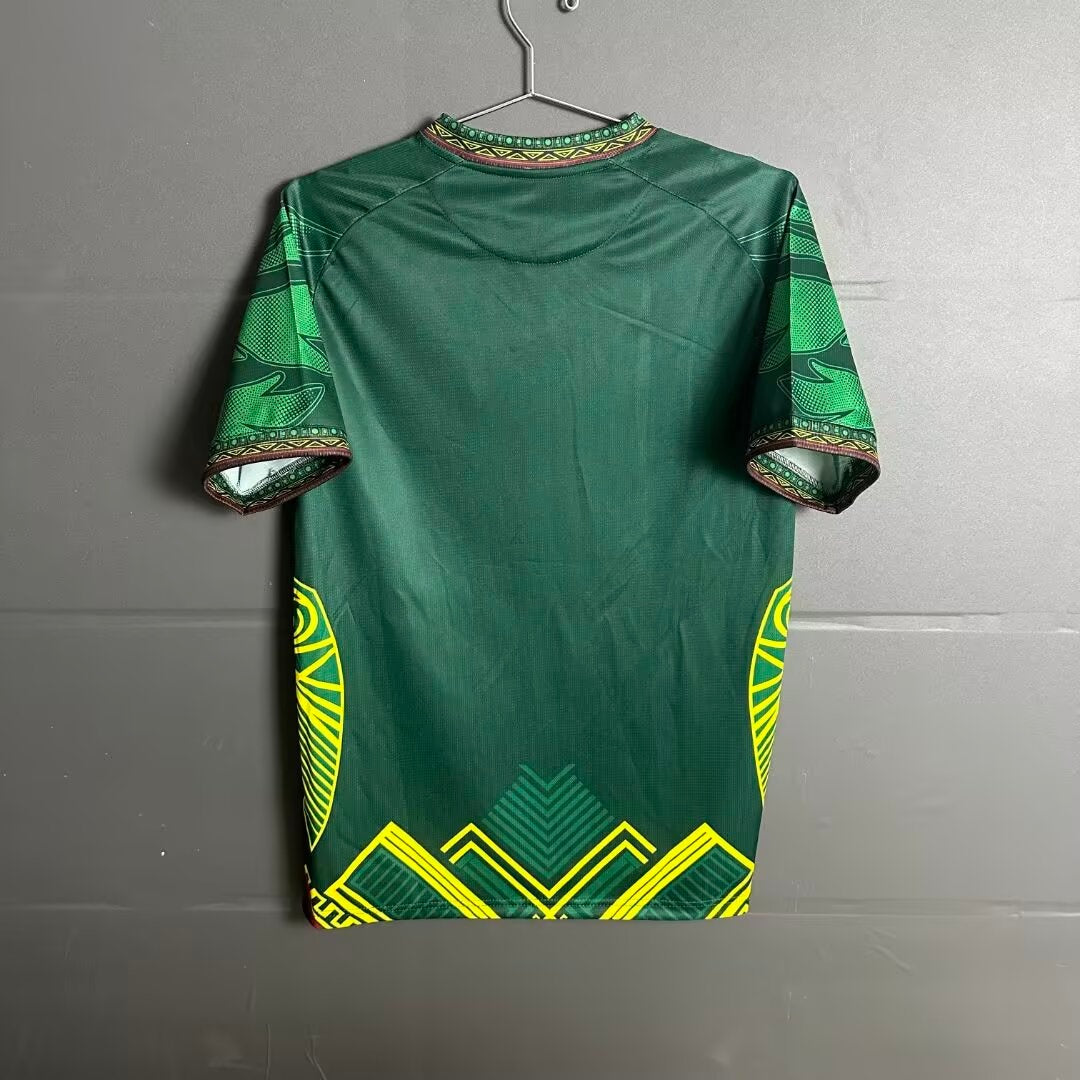 Maillot extérieur Mali 25/26 de la marque Le 12ème Maillot, vue frontale avec motifs verts et jaunes.