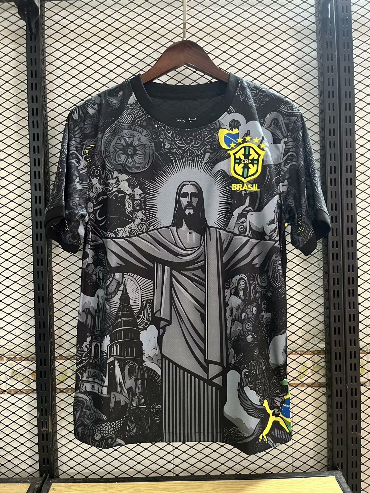 Maillot de football Brésil 24/25 noir, modèle spécial, fabriqué par Le 12 -ème Maillot, vue de face avec logo et détails noirs