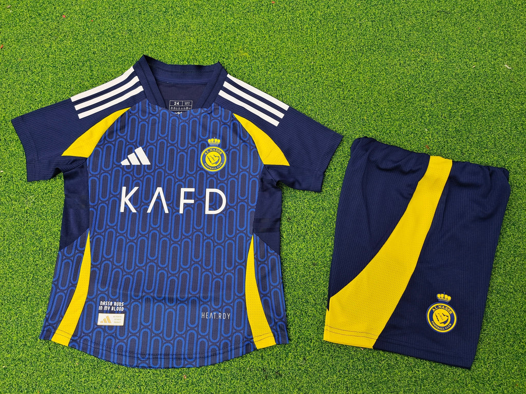 Ensemble pour enfant 24/25 Al-Nassr de Le 12, maillot et short aux couleurs du club, image montrant le kit complet.