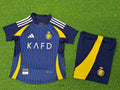Ensemble pour enfant 24/25 Al-Nassr de Le 12, maillot et short aux couleurs du club, image montrant le kit complet.