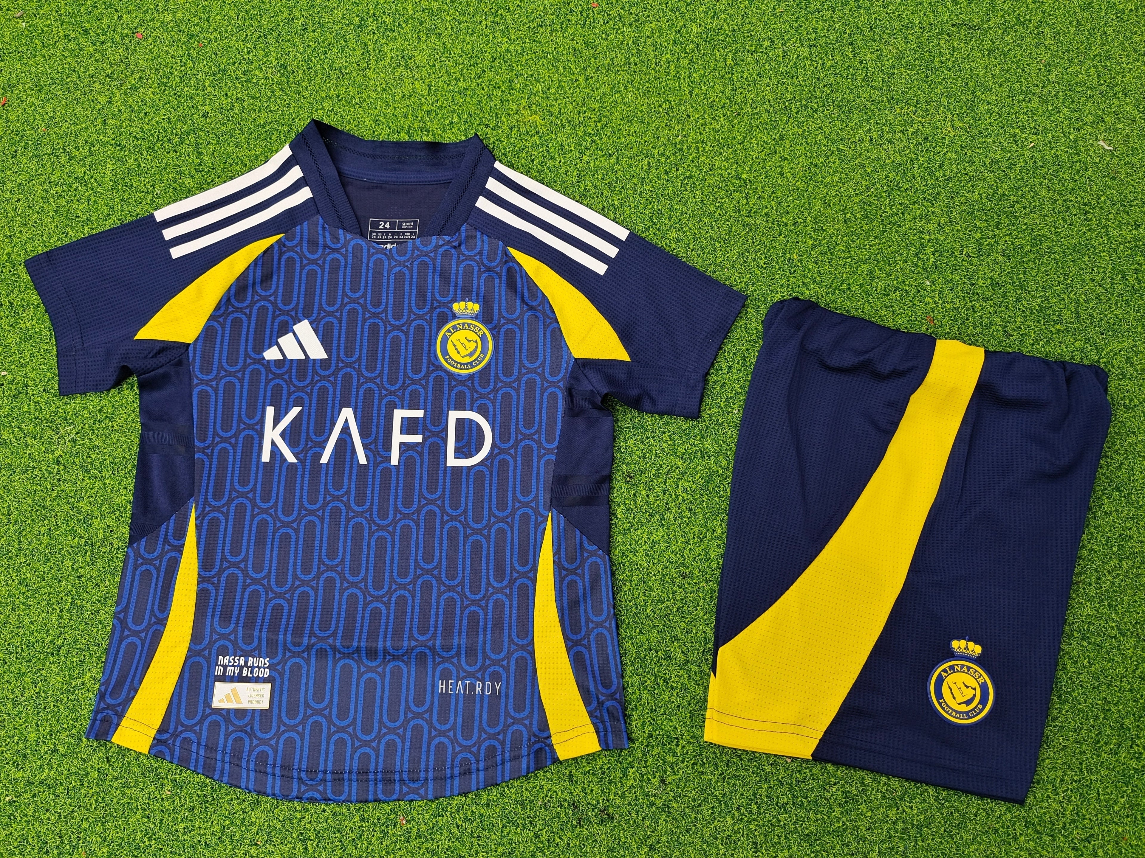 Ensemble pour enfant 24/25 Al-Nassr de Le 12, maillot et short aux couleurs du club, image montrant le kit complet.