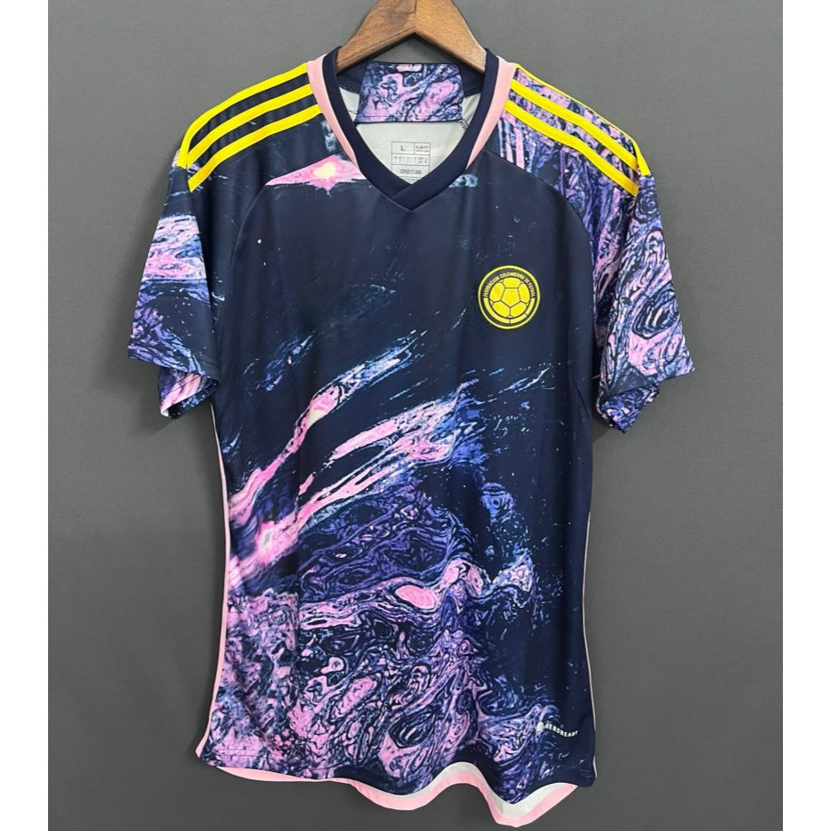Maillot de football Colombie 25/26, modèle spécial, par Le 12, vue de face avec détails du design vert et jaune