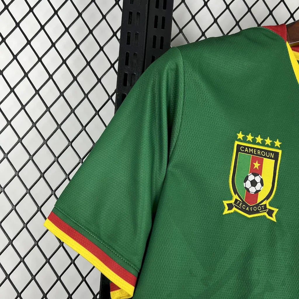 Maillot Cameroun 2025-26 de Le 12 -ème Maillot, maillot de football avec motifs verts et jaunes, vue frontale.
