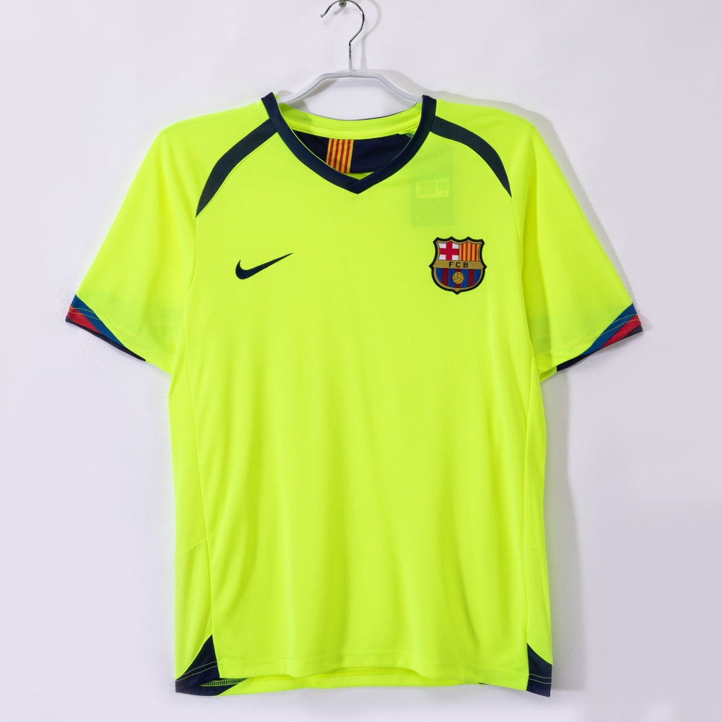 Maillot extérieur rétro du FC Barcelone 2005-2006, marque Le 12, avec logo et design classique visible sur le maillot.
