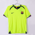 Maillot extérieur rétro du FC Barcelone 2005-2006, marque Le 12, avec logo et design classique visible sur le maillot.