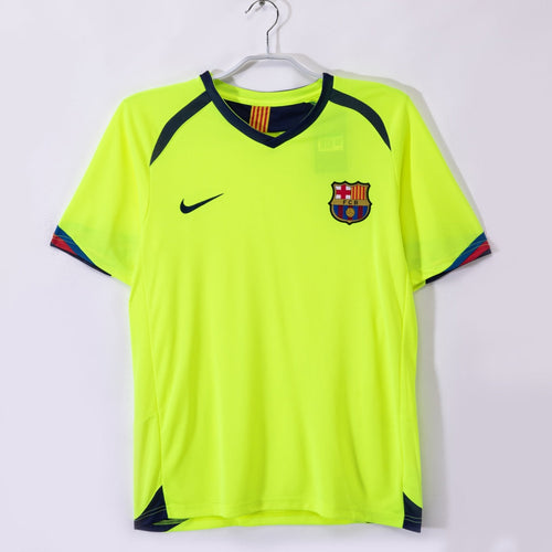 Maillot extérieur rétro du FC Barcelone 2005-2006, marque Le 12, avec logo et design classique visible sur le maillot.