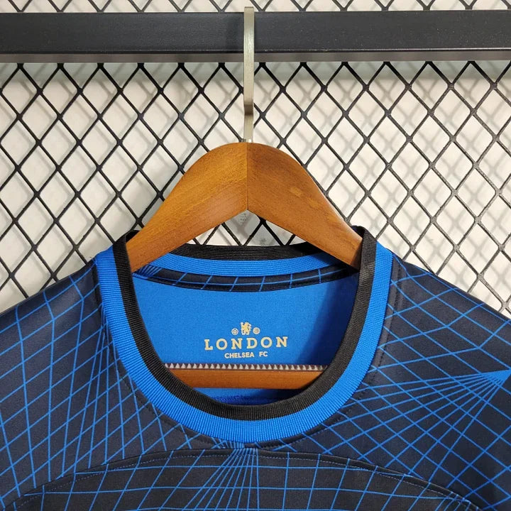 Maillot extérieur Chelsea saison 2023-2024 Le 12-ème Maillot, maillot de football avec logo et design de l'équipe sur le devant.