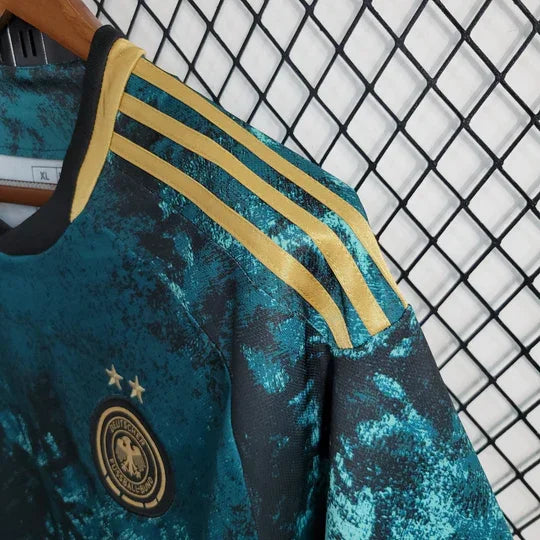 Maillot spécial de l'Allemagne 2023-2024 de la marque Le 12, maillot de football aux couleurs nationales, vue de face.