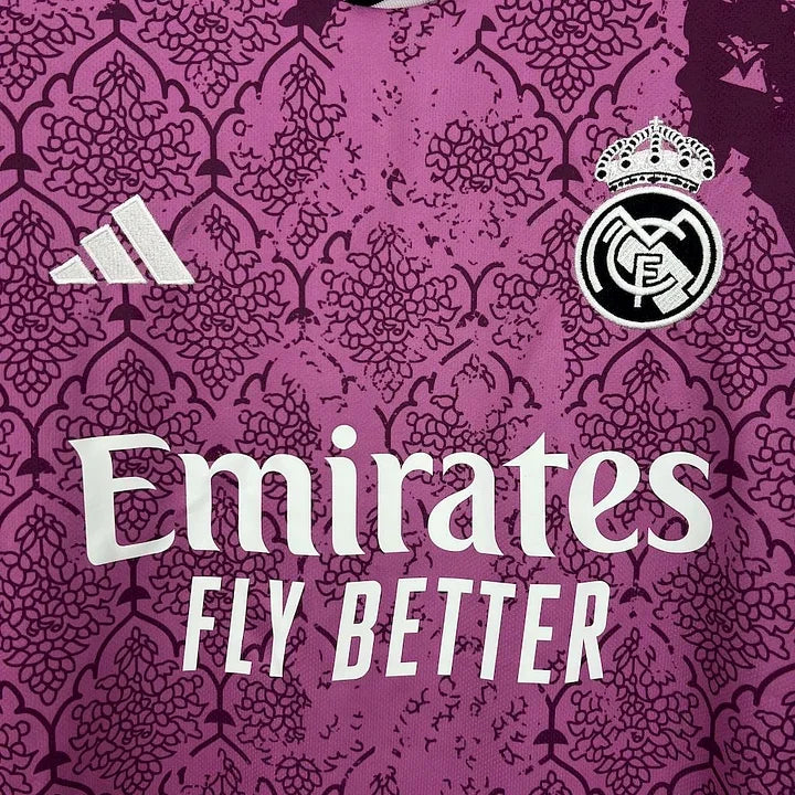 Maillot Real Madrid foot concept rose 2024 2025 de Le 12-ème Maillot, devant avec logo et détails de design.