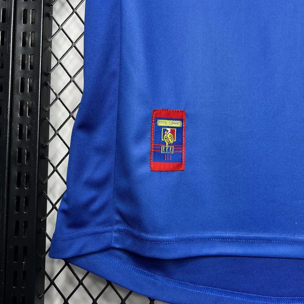 Maillot France rétro 1998 de la saison, fabriqué par Le 12 -ème Maillot, vue du devant avec logo et détails colorés.
