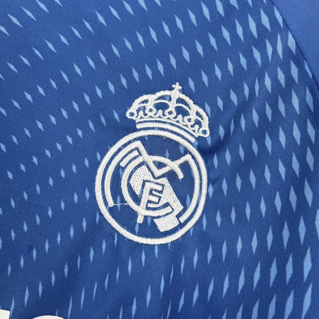 Maillot concept Real Madrid 2025-26 par Le 12 -ème, maillot de football blanc avec logo et design moderne visible sur l'image.