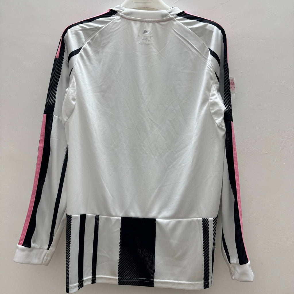 Maillot domicile Juventus 25/26 à manches longues, marque Le 12 -ème Maillot, vue front du maillot blanc et noir avec logo Juventus