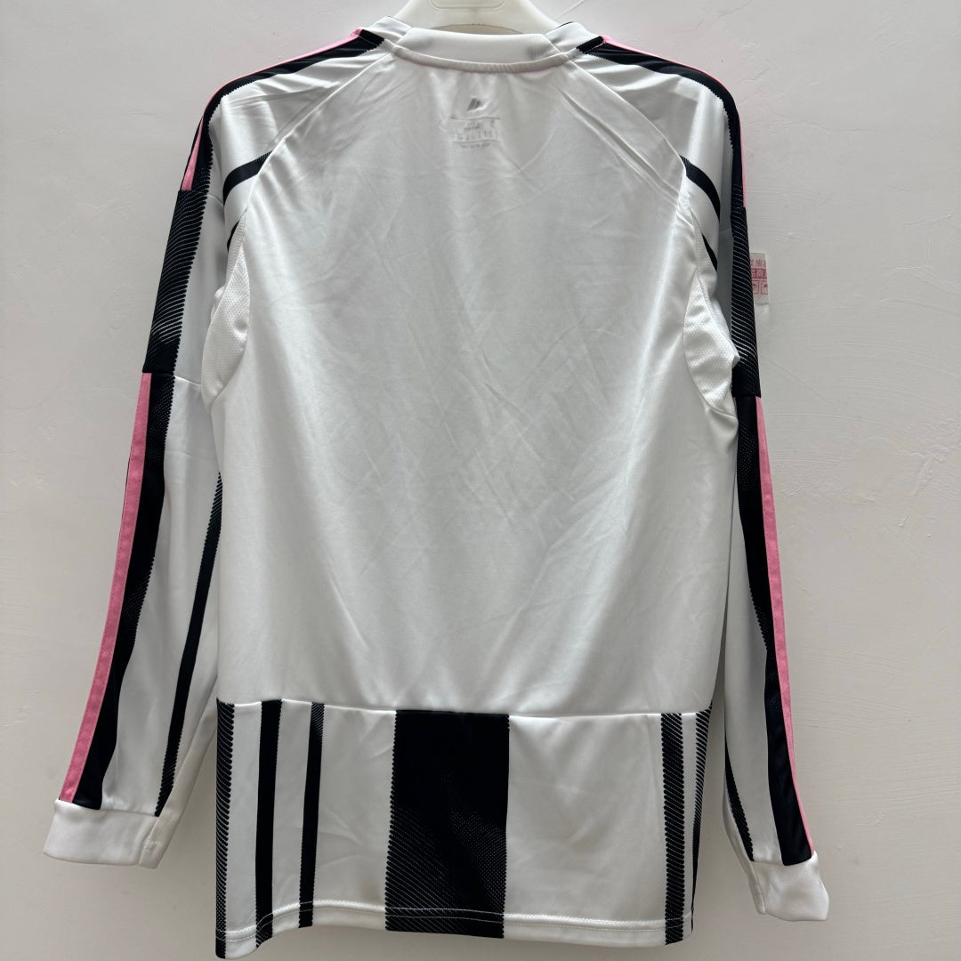 Maillot domicile Juventus 25/26 à manches longues, marque Le 12 -ème Maillot, vue front du maillot blanc et noir avec logo Juventus