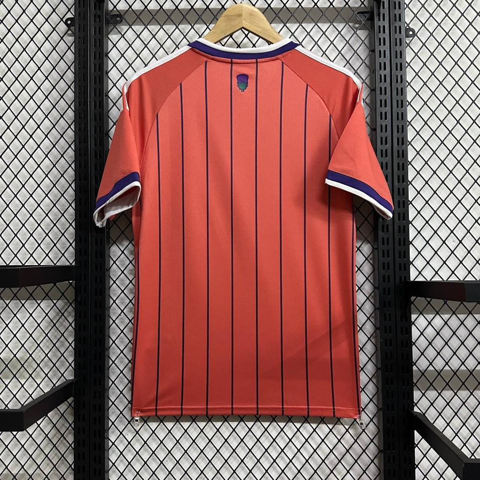 Maillot de football 25/26 Scotland extérieur Le 12, maillot de sport avec logo et détails en blanc et bleu.