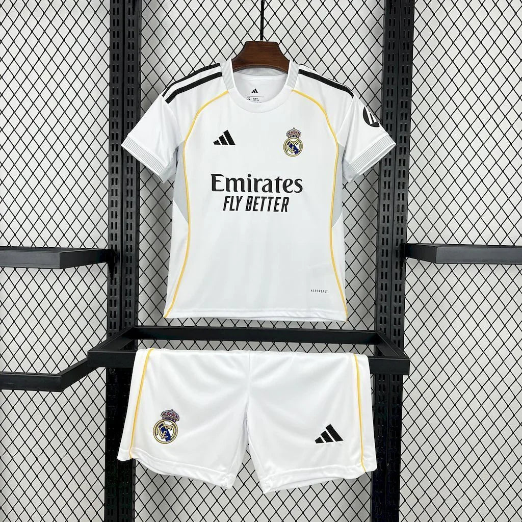 Maillot enfant Real Madrid 2025-26, kit officiel Le 12 -ème Maillot, avec logo et détails du club sur le maillot.