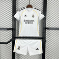 Maillot enfant Real Madrid 2025-26, kit officiel Le 12 -ème Maillot, avec logo et détails du club sur le maillot.