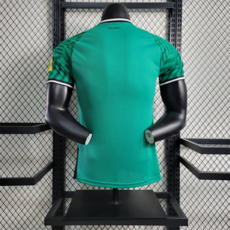Maillot extérieur Newcastle 2023-24 de Le 12 -ème Maillot, vue frontale avec logo et détails du maillot de football.