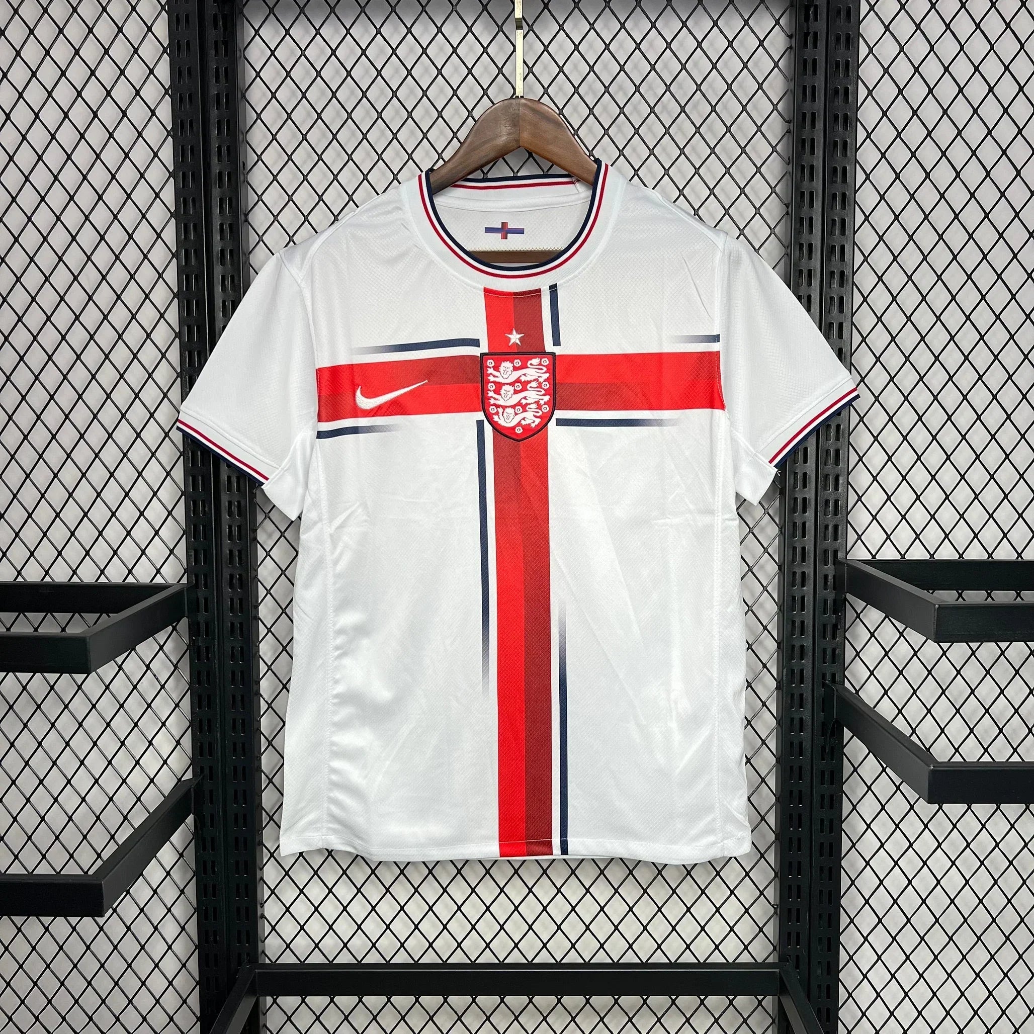 Maillot de football Angleterre 2024-2025 Le 12-ème Maillot, vue de face avec logo et détails du maillot.