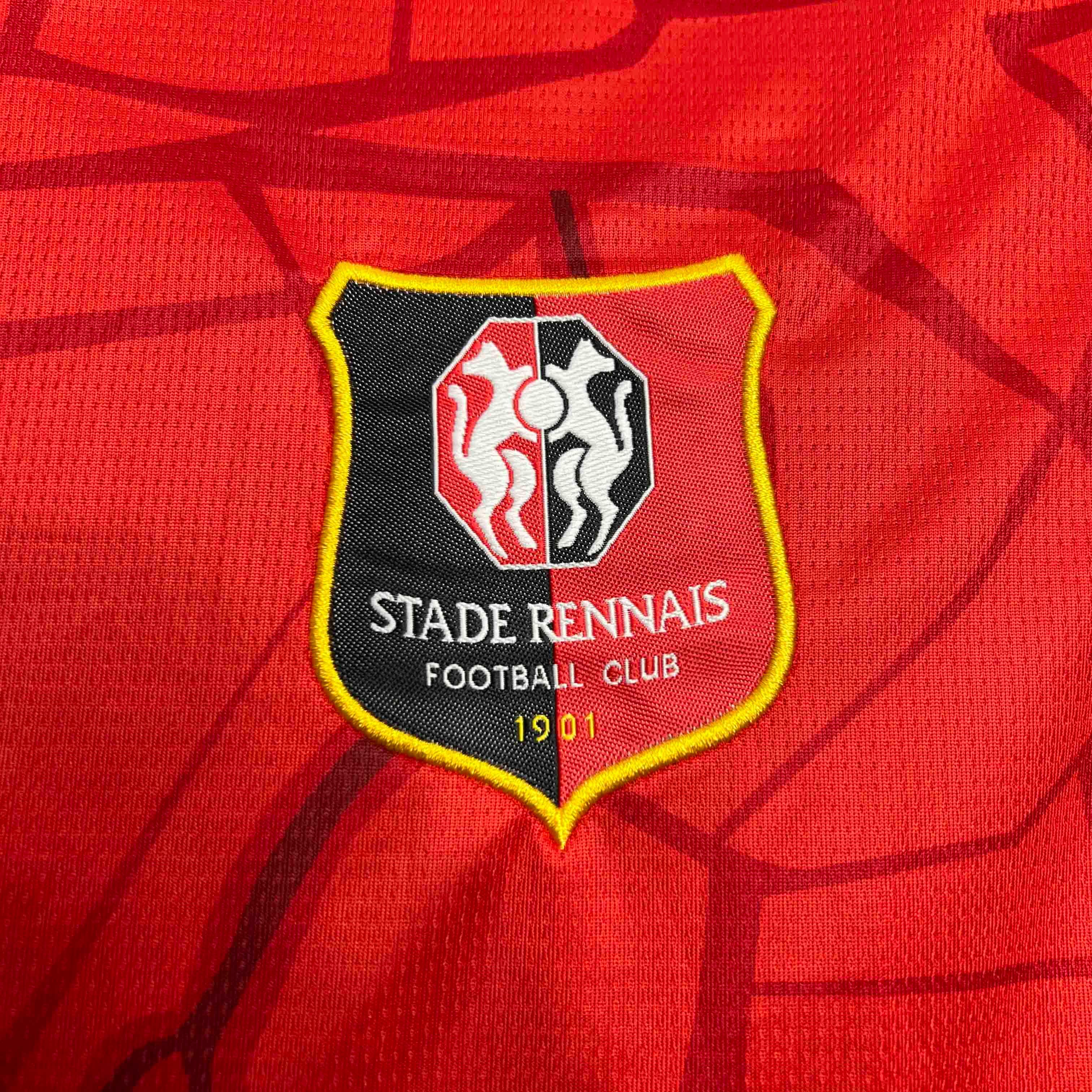 Maillot Rennes 2024-25 Le 12 -ème Maillot, maillot de football bleu avec logo officiel, vue frontale.