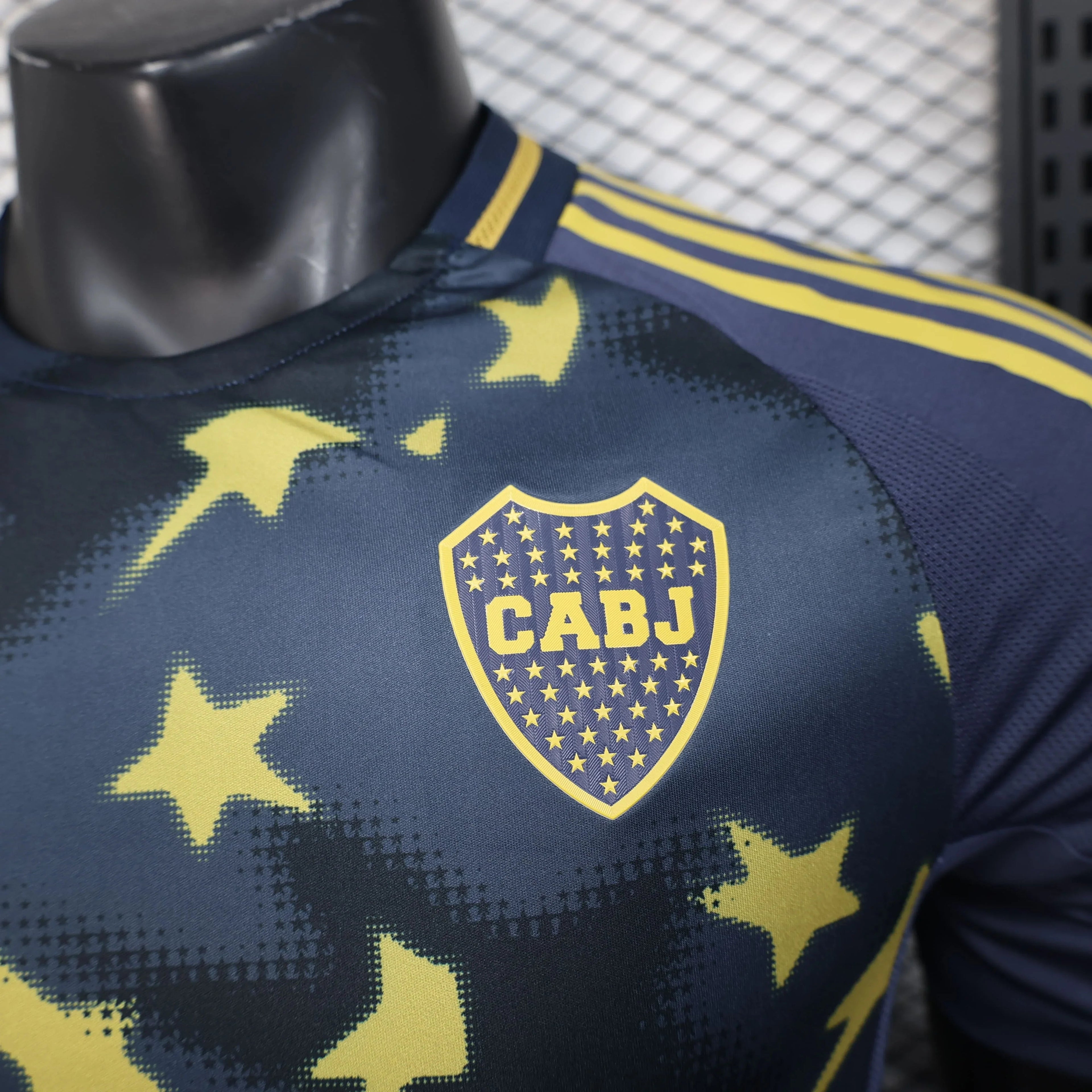 Maillot Boca Juniors 2025-2026 Le 12-ème Maillot, maillot de football bleu avec logo de Boca Juniors visible.
