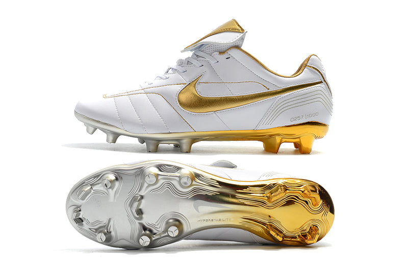 Crampons Le 12 -ème Maillot Tiempo Legend 7 R10 Elite FG pour football, pointes en acier et semelles antidérapantes.