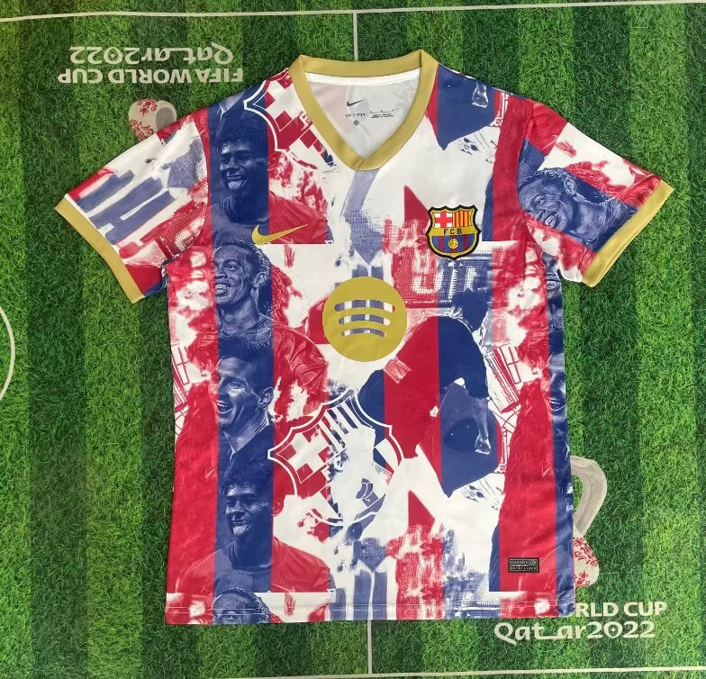 Maillot 24/25 Barcelone Le 12 -ème Maillot, maillot de football bleu et rouge avec logo du club, vue de face.