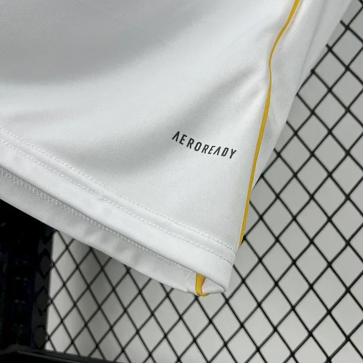 Maillot domicile Real Madrid 2025 2026, Le 12 -ème Maillot, maillot de football blanc avec logo et détails du club.